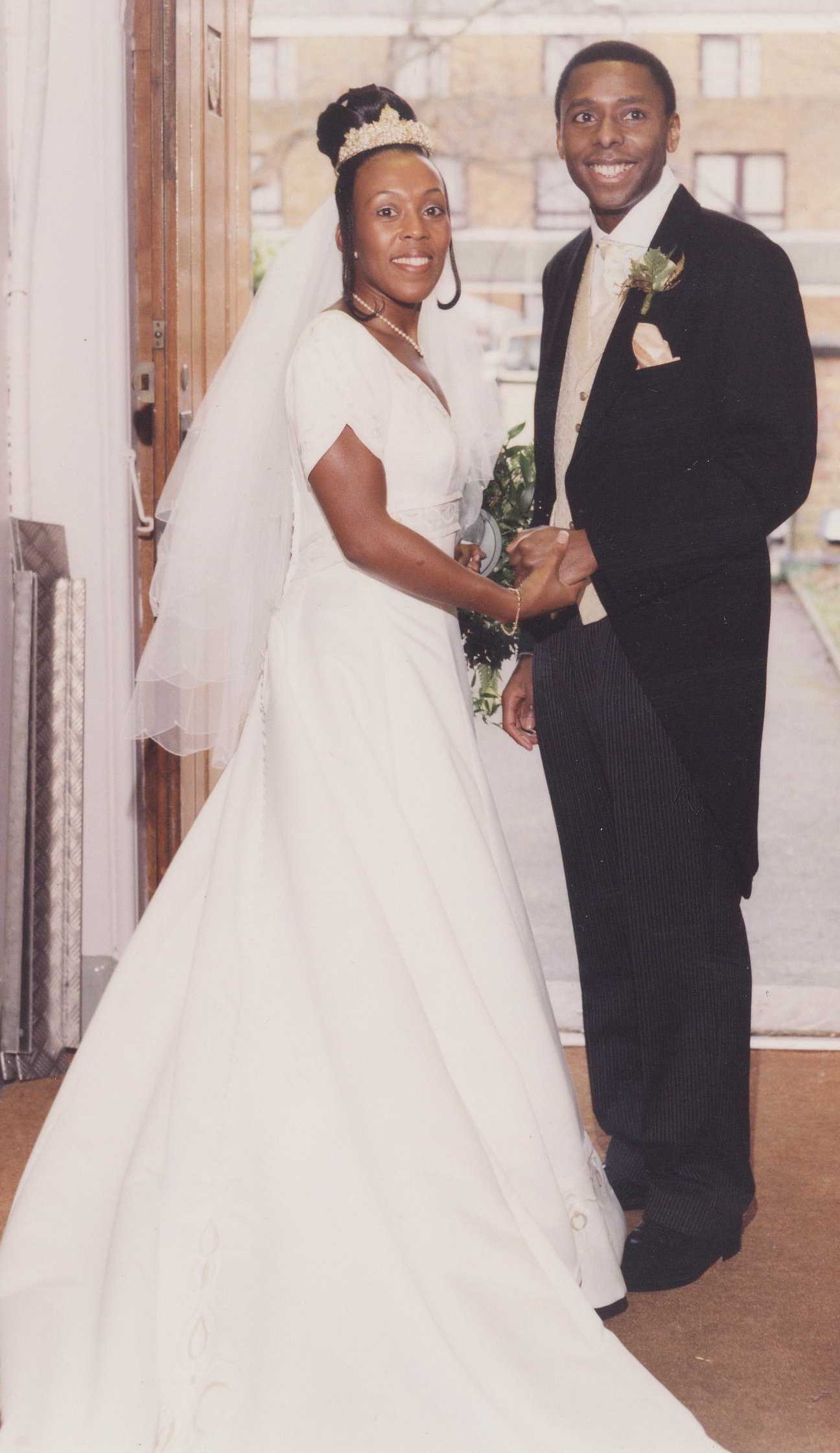03Roger_Julie_wedding1---door-leaving-close-up-1.jpg
